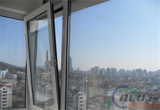 封阳台用铝合金还是塑钢门窗？